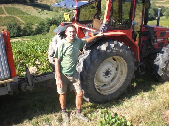 Le patron avec son tracteur Il est beau mon tracteur