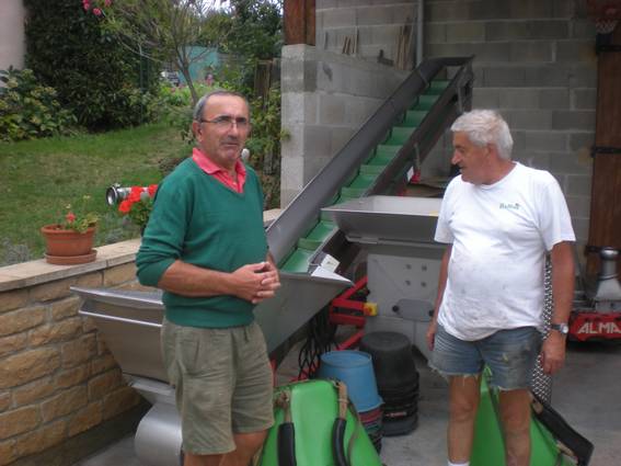 Alain Auger devant son cuvage à Salles-Arbuissonnas en Beaujolais, chez Alain Auger