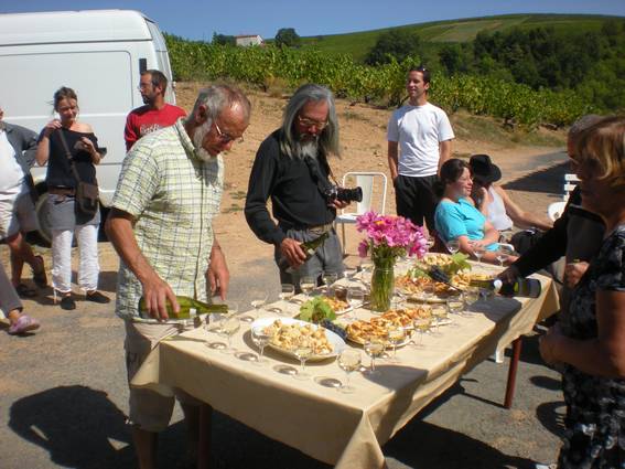 Jour de repos pour les vendangeurs L'appéritif au Beaujolais Blanc