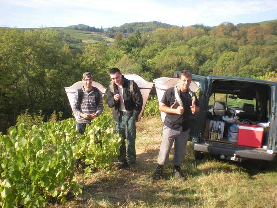 L'équipe de porteurs Les porteurs sur les coteaux abrupte du domaine