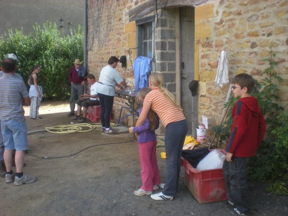 C'est la pause déjeuner pour les vendangeurs de Cyril Les vendangeurs vont passer à table
