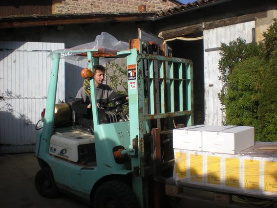 Cyril va charger les camions Le Beaujolais Nouveau va bientôt partir
