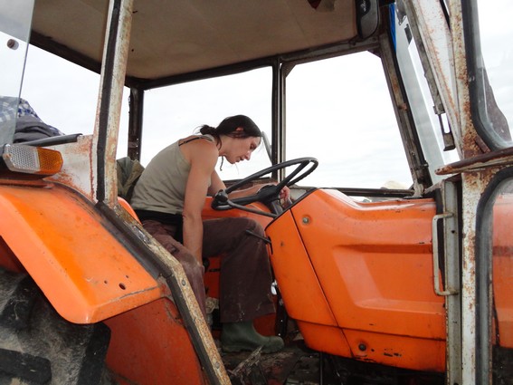Aurelie essaie de demarrer le tracteur Il ne veut pas démarrer