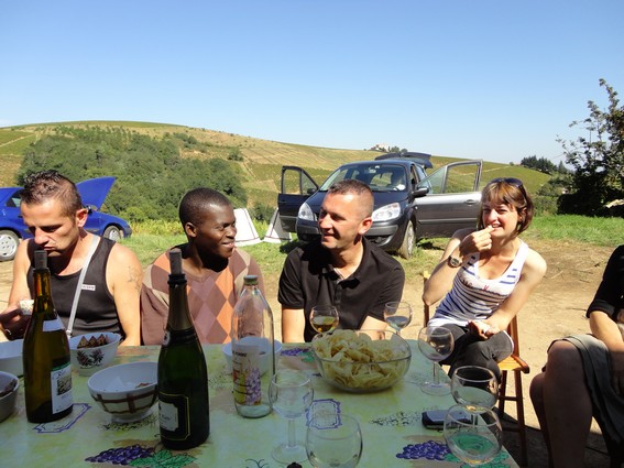 Sourire dans les vignes Pendant le casse croûte beaujolais, dans les vignes