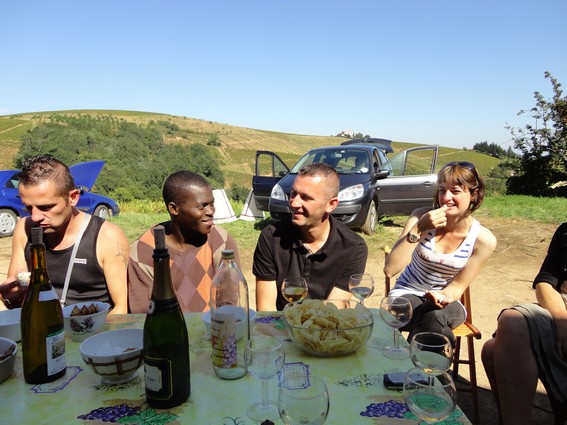 Pendant le casse croûte beaujolais, dans les vignes