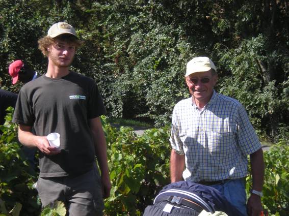Dans les vignes de la Folie Chez Gérard Crozet à Salles-Arbuissonnas